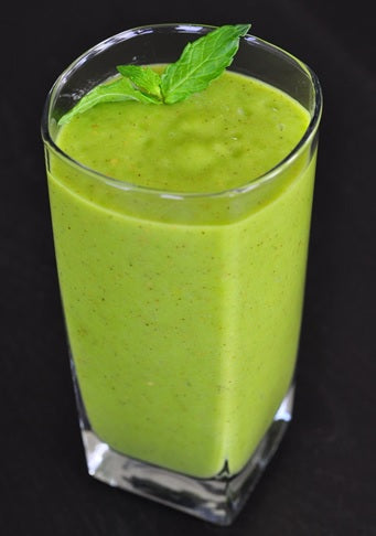 How to make a mango strawberry pineapple and spinach smoothie
